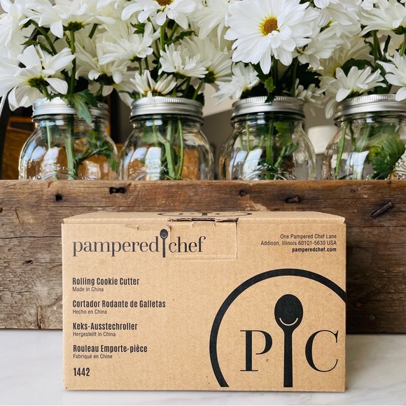 Pampered Chef•NIB•Rolling Cookie Cutter w/ (3) Changeable Stainless-Steel Heads - Picture 4 of 16